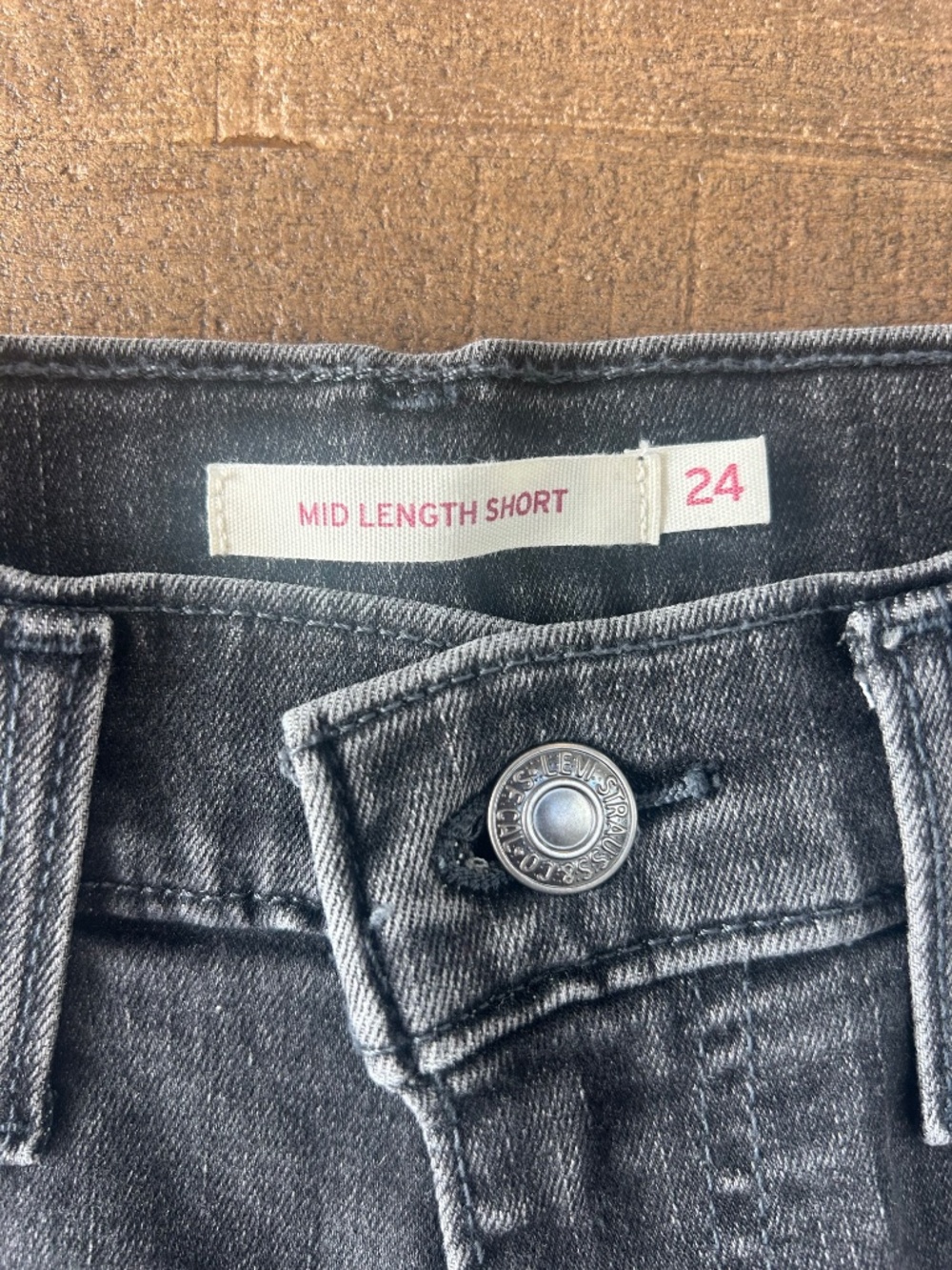 Levis mid length shorts 24 - Picture 3 of 4